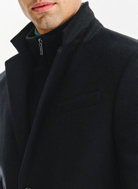 Juodas vyriškas lietpaltis su nusegama stačia apykakle