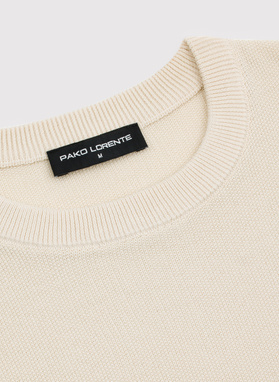 Vyriškas megztinis su O formos iškirpte