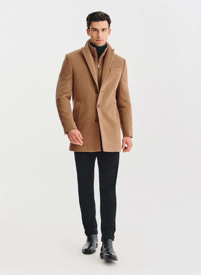 Rusvas vyriškas lietpaltis su nusegama stačia apykakle