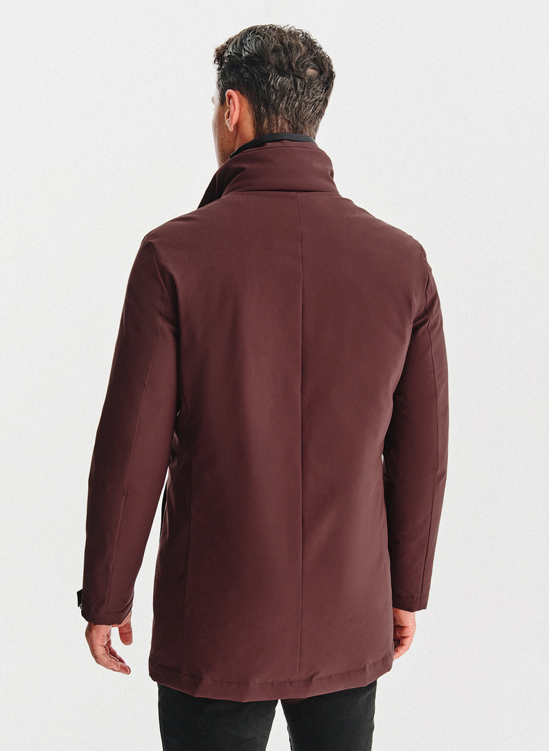 Tamsiai raudona pūkinė striukė