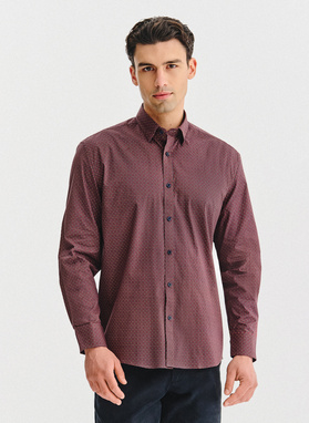 Tamsiai raudoni marškiniai geometriniu raštu