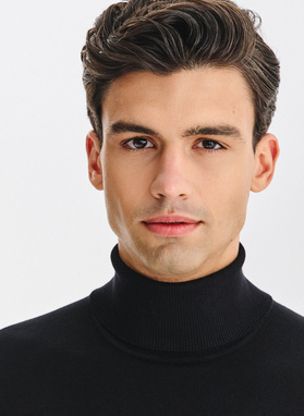 Juodos spalvos vyriškas golfas