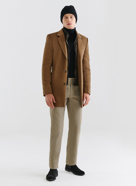 Rusvas vyriškas lietpaltis su nusegama stačia apykakle