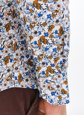 Balti gėlėti marškiniai