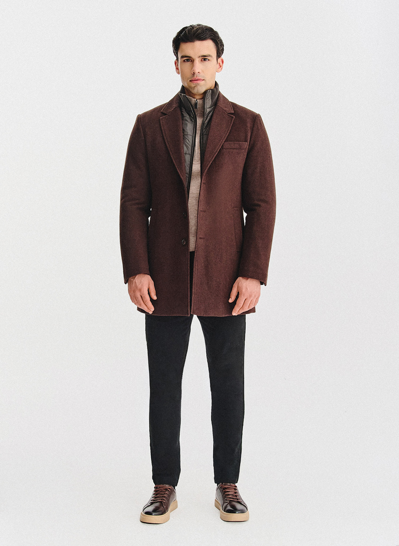 Rudas vyriškas lietpaltis su nusegama apykakle