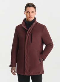 Tamsiai raudona pūkinė striukė