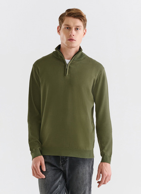 Žalias megztinis su užtrauktuku sagstoma aukšta stačia apykakle