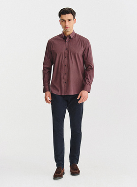 Tamsiai raudoni marškiniai geometriniu raštu