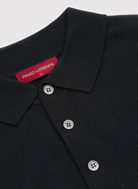 Juodas polo megztinis