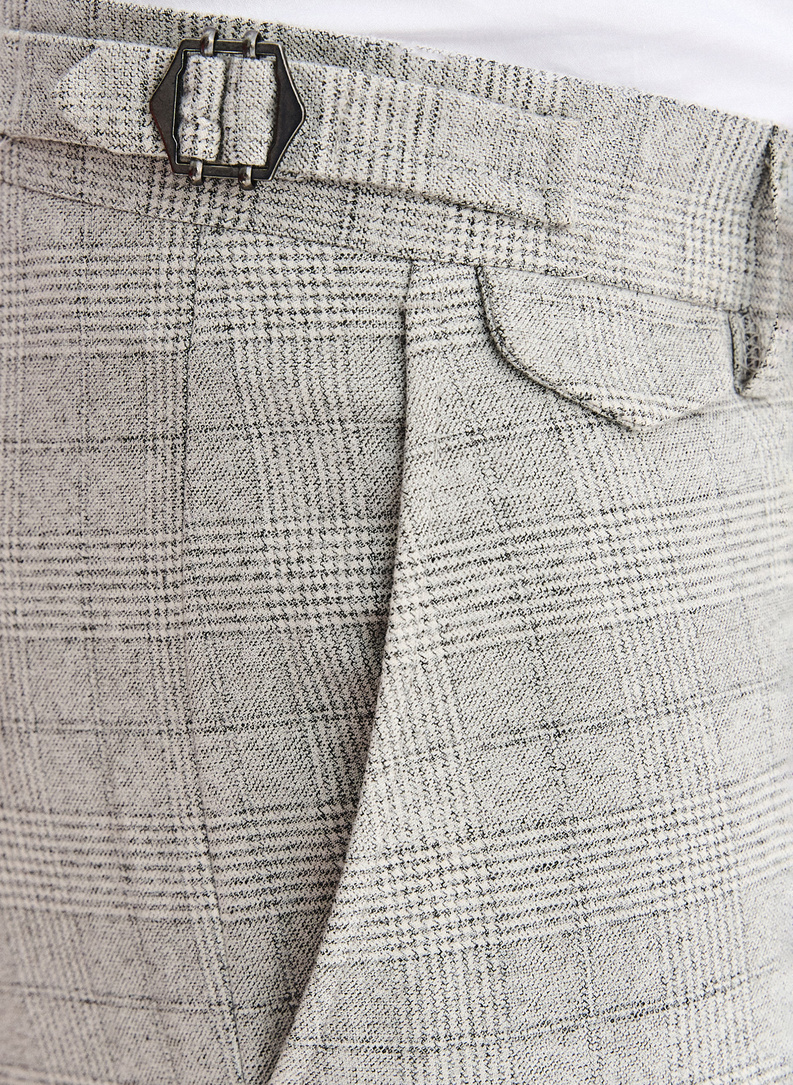 Pilkas languotas vyriškas kostiumas