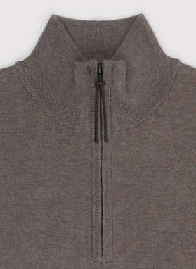 Rudas megztinis su prasegama stačia apykakle