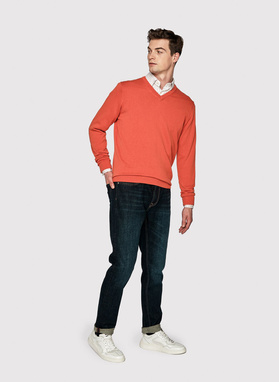 Oranžinės spalvos vyriškas megztinis V iškirpte