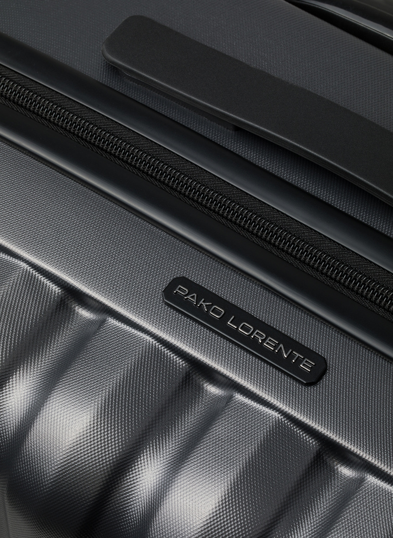 Vidutinis tamsiai pilkas lagaminas su grioveliais