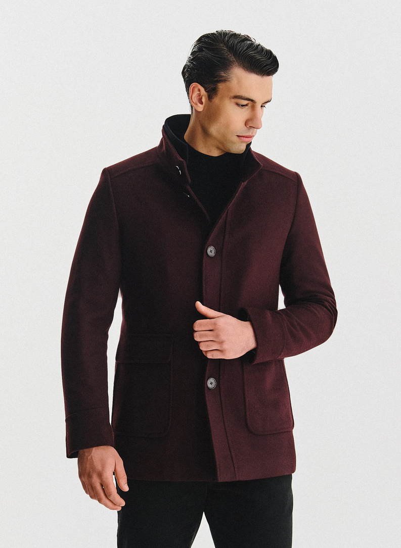 Tamsiai raudonas sagomis sagstomas lietpaltis