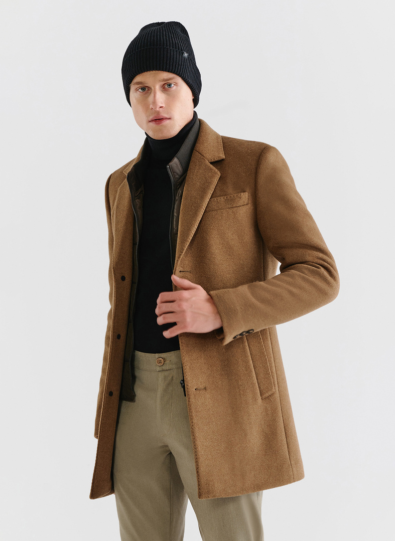 Rusvas vyriškas lietpaltis su nusegama stačia apykakle