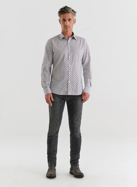 Balti marškiniai raiškiu raštu