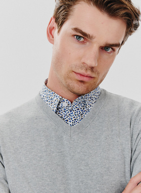 Šviesiai pilkas vyriškas megztinis V apykakle