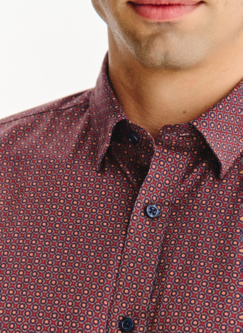 Tamsiai raudoni marškiniai geometriniu raštu