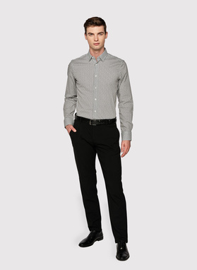 Balti vyriški marškiniai tamsiai mėlynu raštu