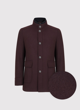 Tamsiai raudonas sagomis sagstomas lietpaltis