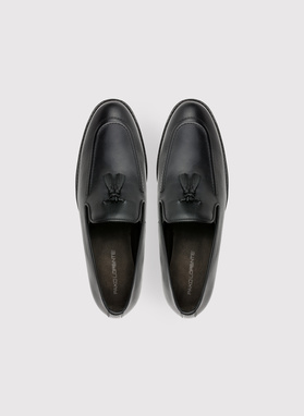 Juodi vyriški loaferai su kutais