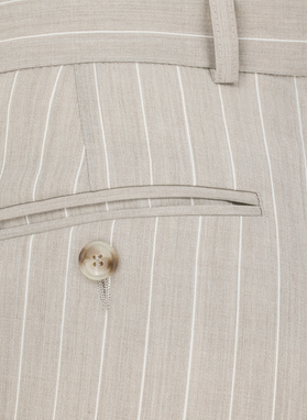  Smėlio spalvos dryžuotas kostiumas