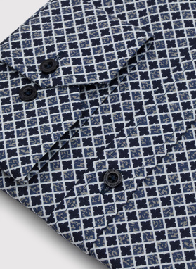 Tamsiai mėlyni marškiniai geometriniu raštu