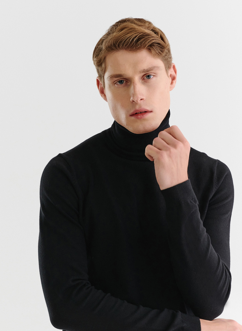 Juodos spalvos vyriškas „basic“ golfas be raštų