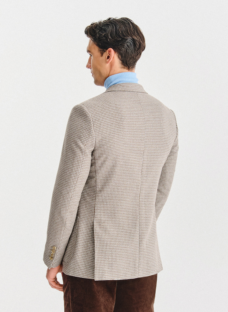 Šviesiai rudas švarkas smulkiais langeliais