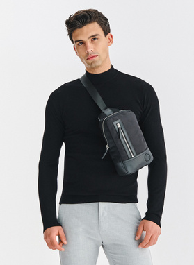 Juoda rankinė per petį