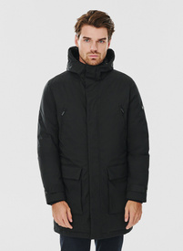 Juoda vyriška striukė, pripildyta pūkų