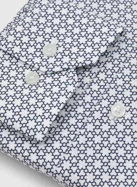 Balti vyriški marškiniai tamsiai mėlynu raštu