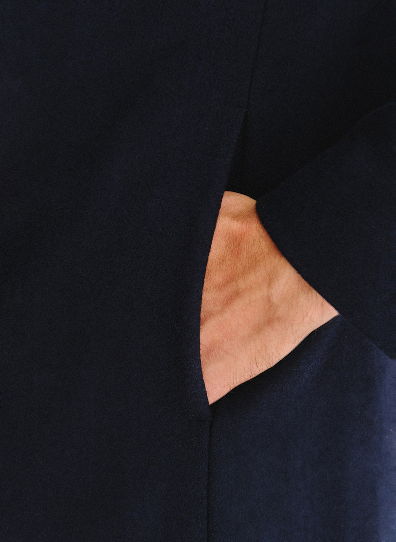 Tamsiai mėlynas vilnonis vyriškas lietpaltis su stačia apykakle