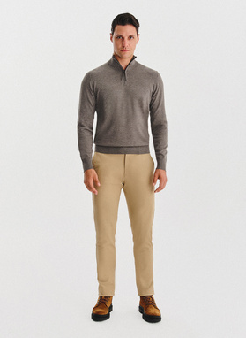 Rudas megztinis su prasegama stačia apykakle