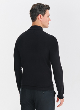 Juodos spalvos vyriškas pusgolfis