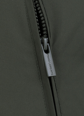 Žalia vyriška striukė, pripildyta natūralių pūkų