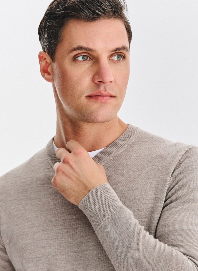 Smėlinės spalvos vilnonis megztinis