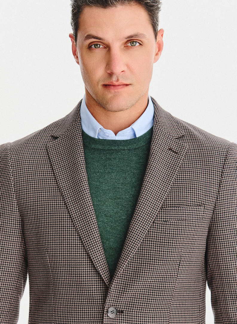 Vilnonis švarkas smulkiais langeliais