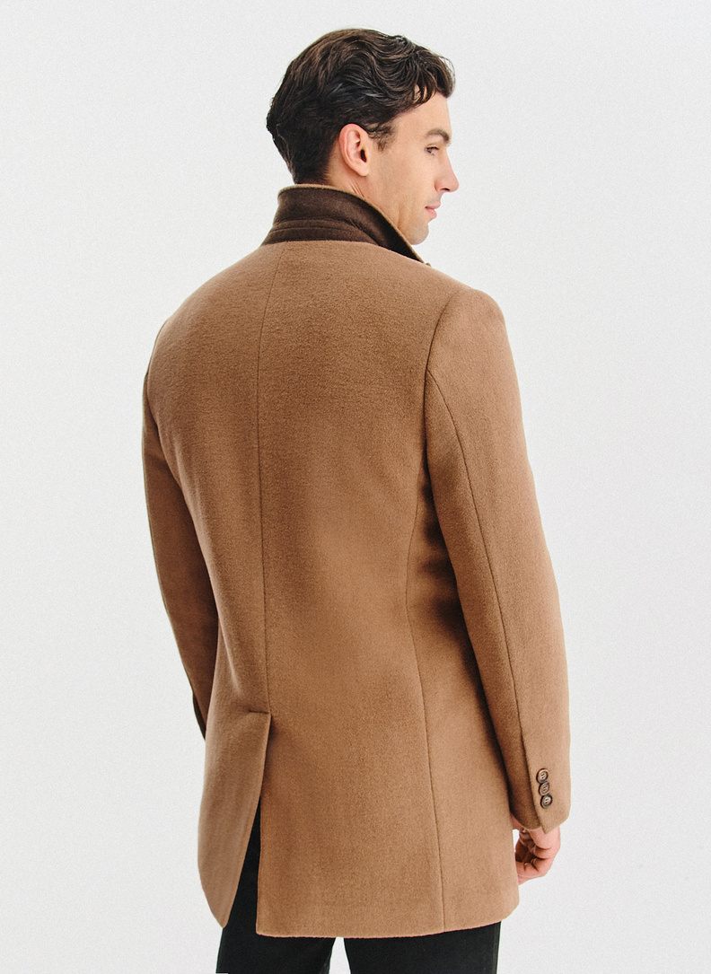 Rusvas vyriškas lietpaltis su nusegama stačia apykakle