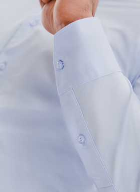 Šviesiai mėlyni trikotažiniai marškiniai