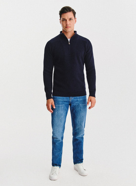 Tamsiai mėlynas megztinis su prasegama stačia apykakle