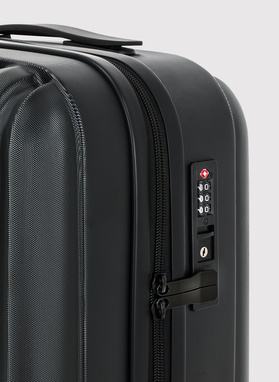 Vidutinis juodas lagaminas su grioveliais