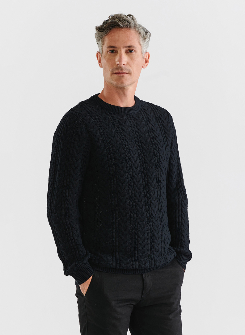 Juodas vyriškas megztinis pynutės raštu