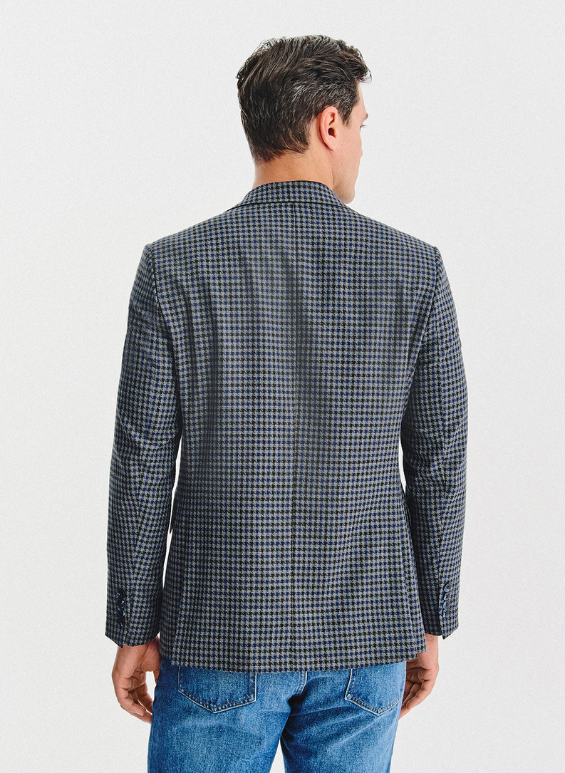 Tamsiai mėlynas švarkas smulkiais langeliais