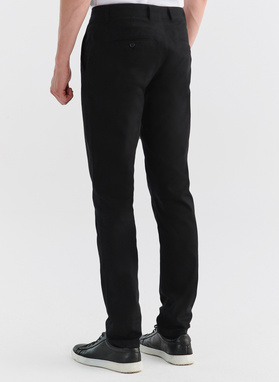 Juodos prigludusios vyriškos kelnės
