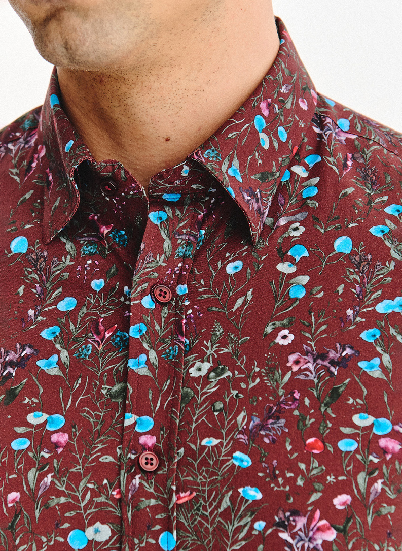 Tamsiai raudoni gėlėti marškiniai