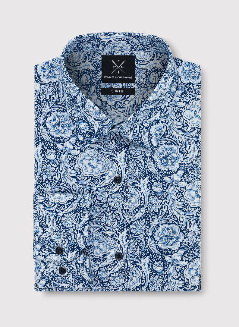 Marškiniai gėlių raštu tamsiai mėlyname fone