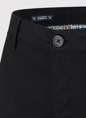 Juodos prigludusios vyriškos kelnės