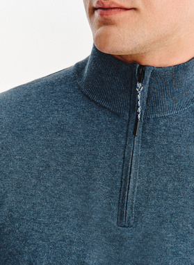 Tamsiai mėlynas megztinis su prasegama stačia apykakle