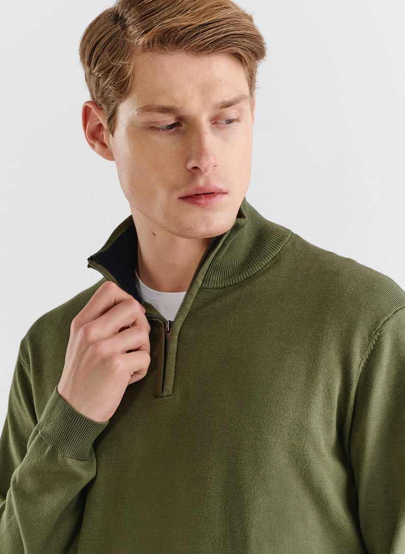 Žalias megztinis su užtrauktuku sagstoma aukšta stačia apykakle